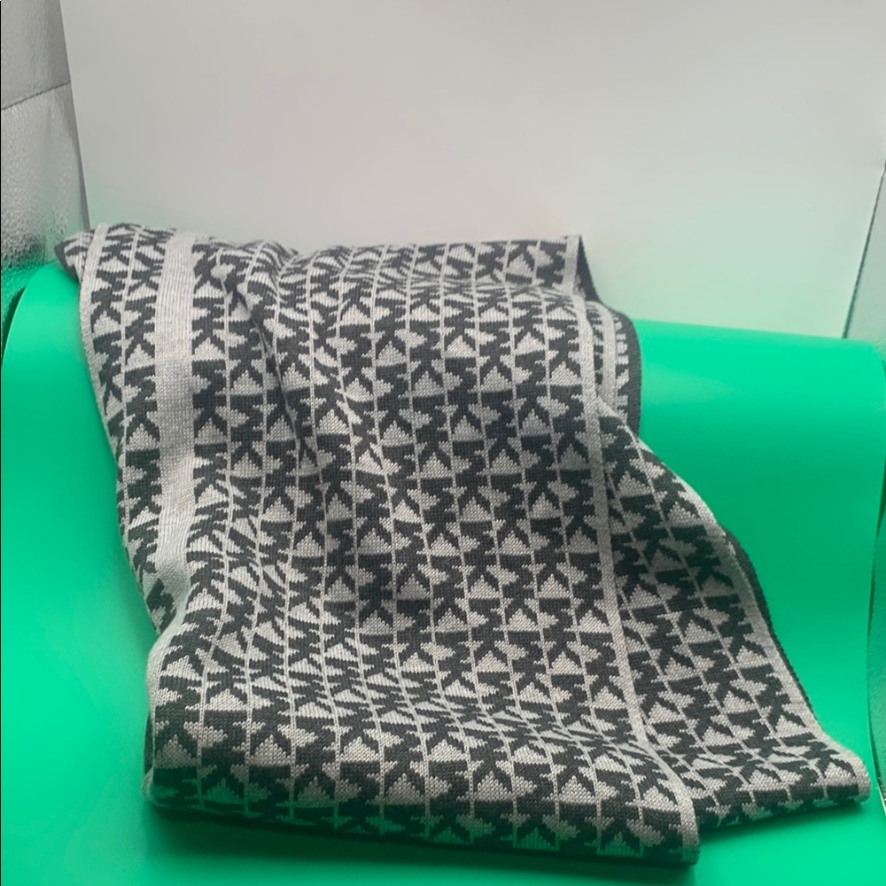 Gray Patterned Scarf - Picture 4 of 5